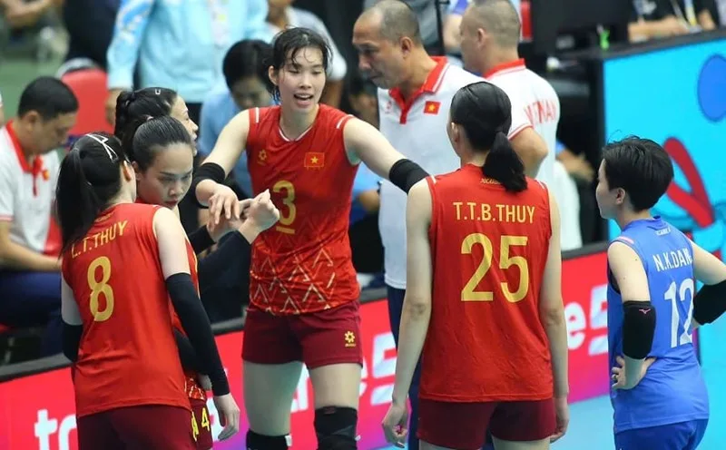 Tuyển bóng chuyền nữ Việt Nam ăn mừng chiến tích lịch sử tại đấu trường châu lục.