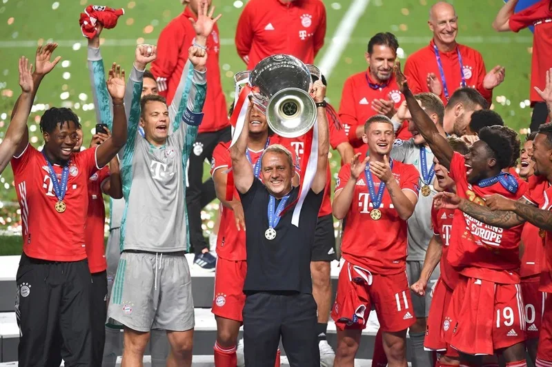Siêu sao bóng đá rạng rỡ ăn mừng bên chiếc cúp bạc Champions League.