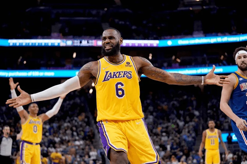 LeBron James duy trì phong độ đỉnh cao trong màu áo Los Angeles Lakers.