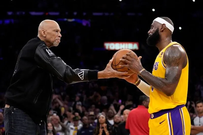 Cột mốc vĩ đại trở thành cầu thủ ghi điểm nhiều nhất lịch sử NBA.