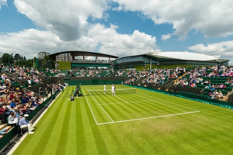 Khung cảnh cổ kính và rực rỡ của Sân Trung tâm All England Club tại giải quần vợt Wimbledon.
