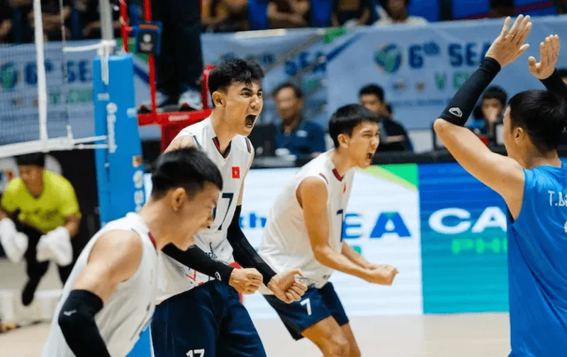 Những cú phát bóng nhảy tấn công xé gió mang lại ưu thế lớn trên sàn đấu.