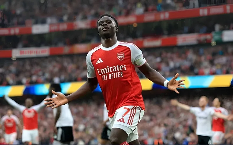 Bukayo Saka rạng rỡ ăn mừng bàn thắng trong màu áo Arsenal.