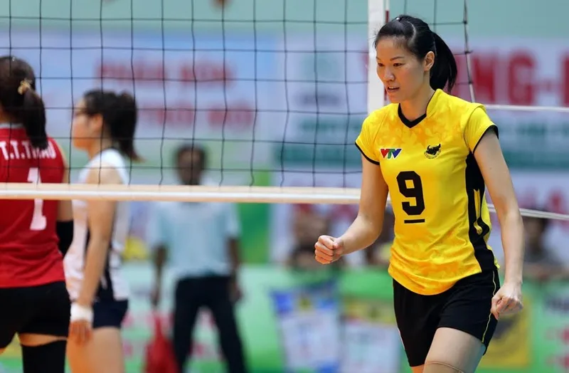 "Bức tường thép" Ngọc Hoa bật cao thực hiện cú đập nhanh số 3 xé rào chắn đối phương.