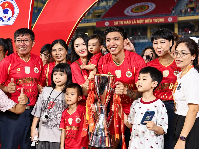 Văn Hậu vô địch VLeague 1 cùng Công An Hà Nội